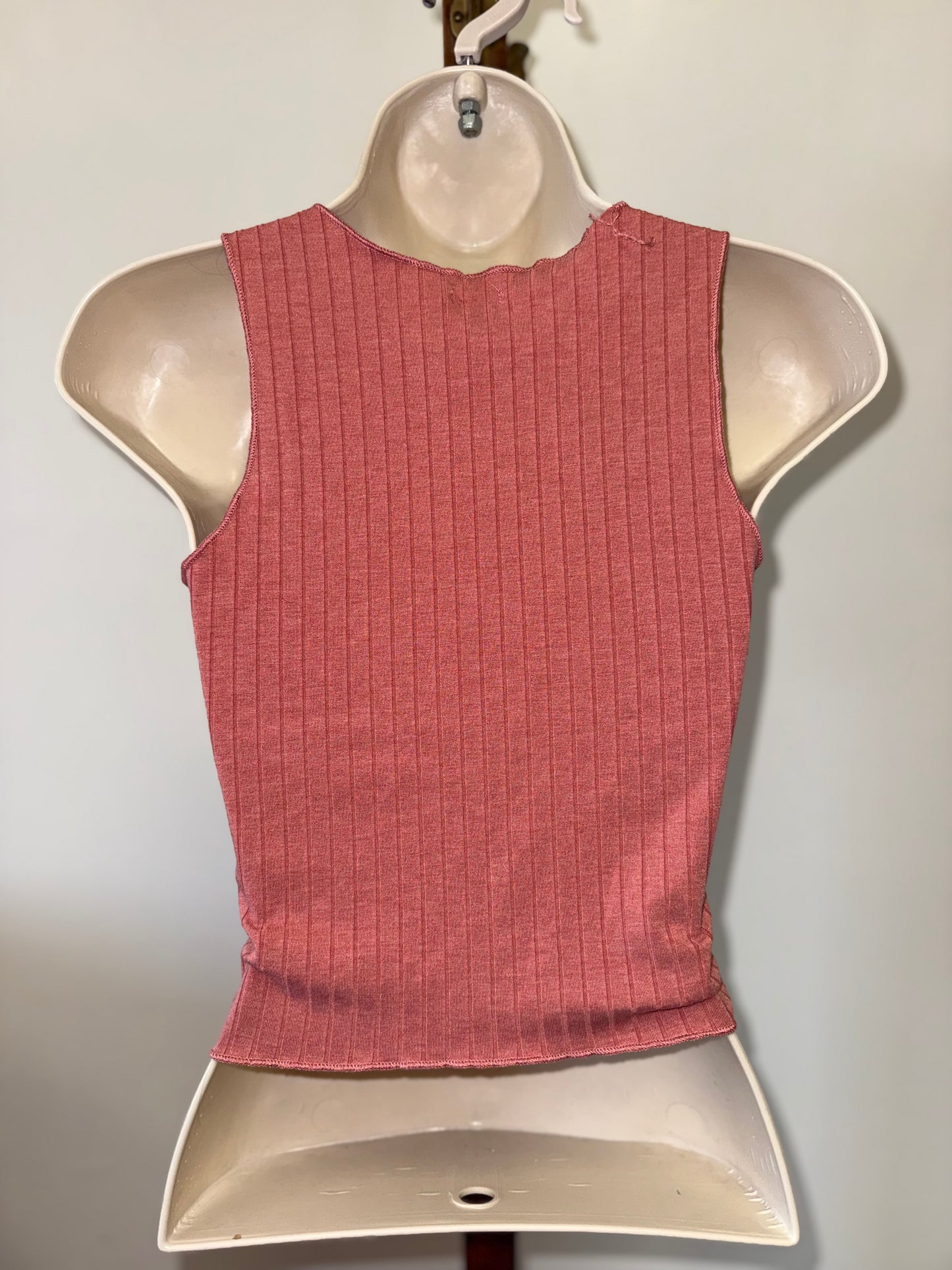 Bozzolo (Small) Coral Ribbed V-Neck Cropped Tank Top