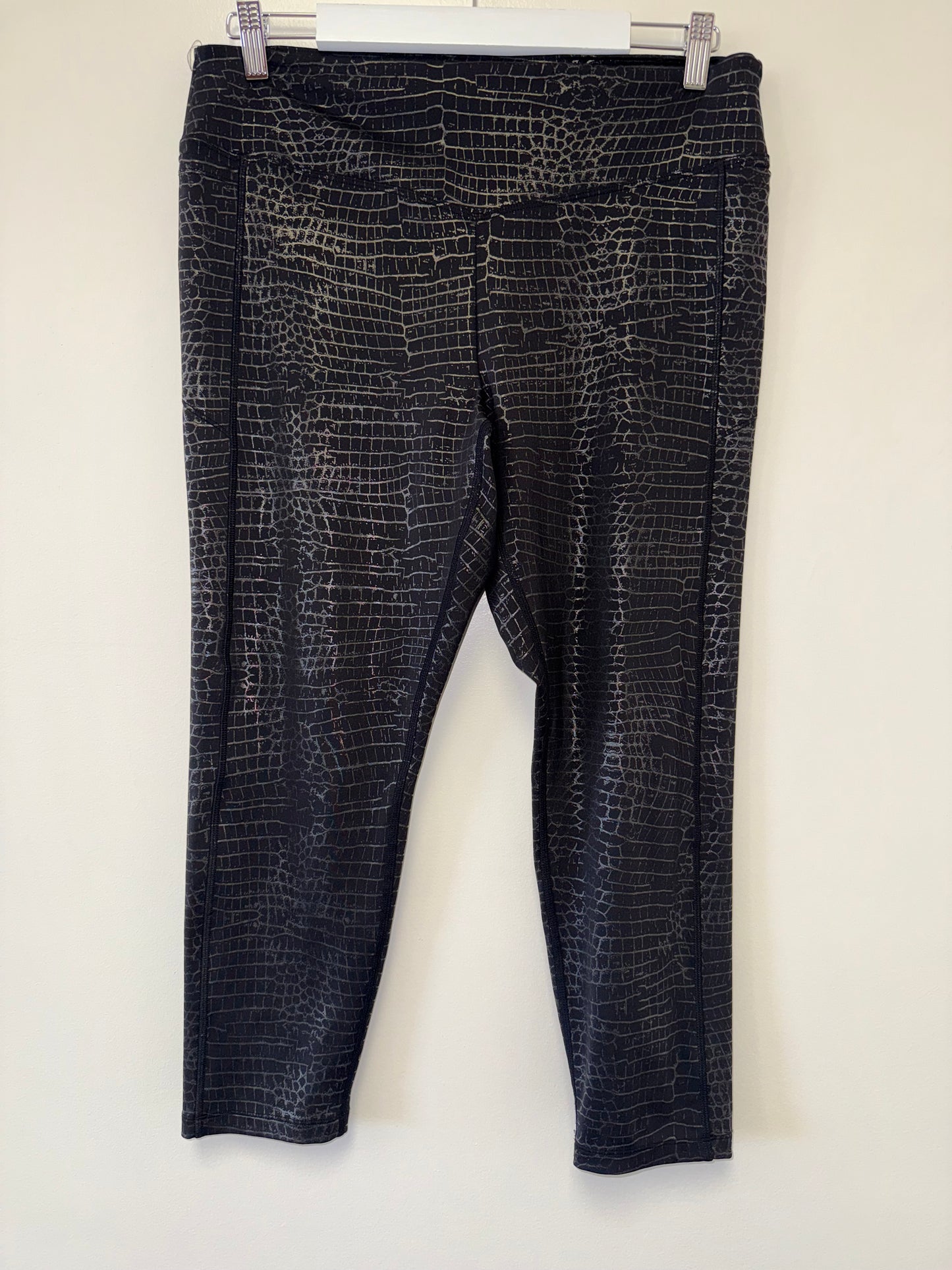 PINK Victoria's Secret Active (XL) Black//Grey Snake Scale Pattern Leggings