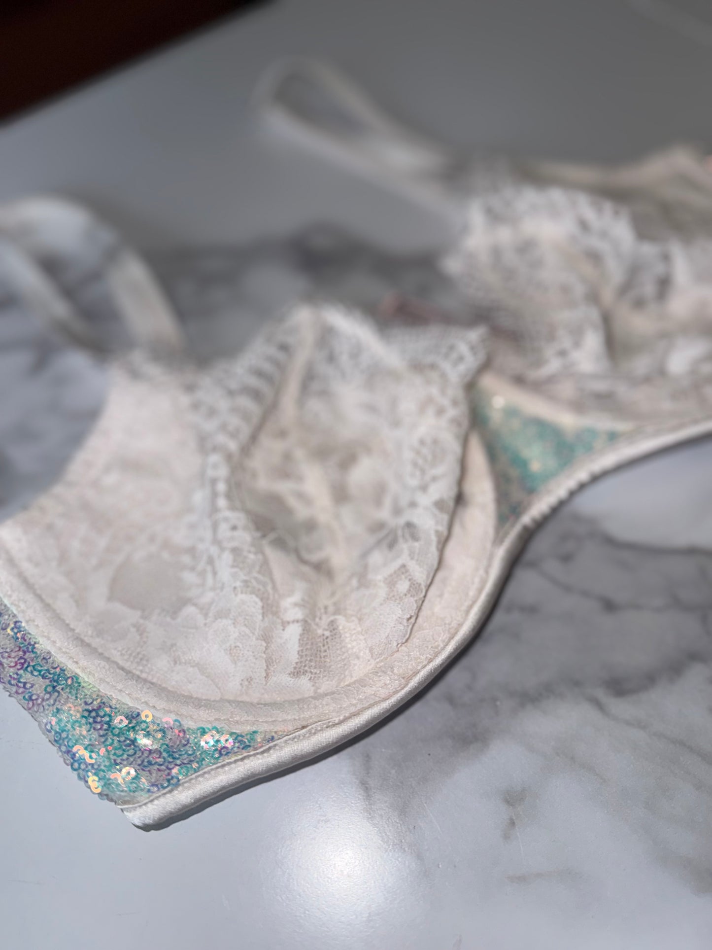 Victoria's Secret (34DD) White Lace Dream Angels Push Up Bra W/ Metallic Sequins