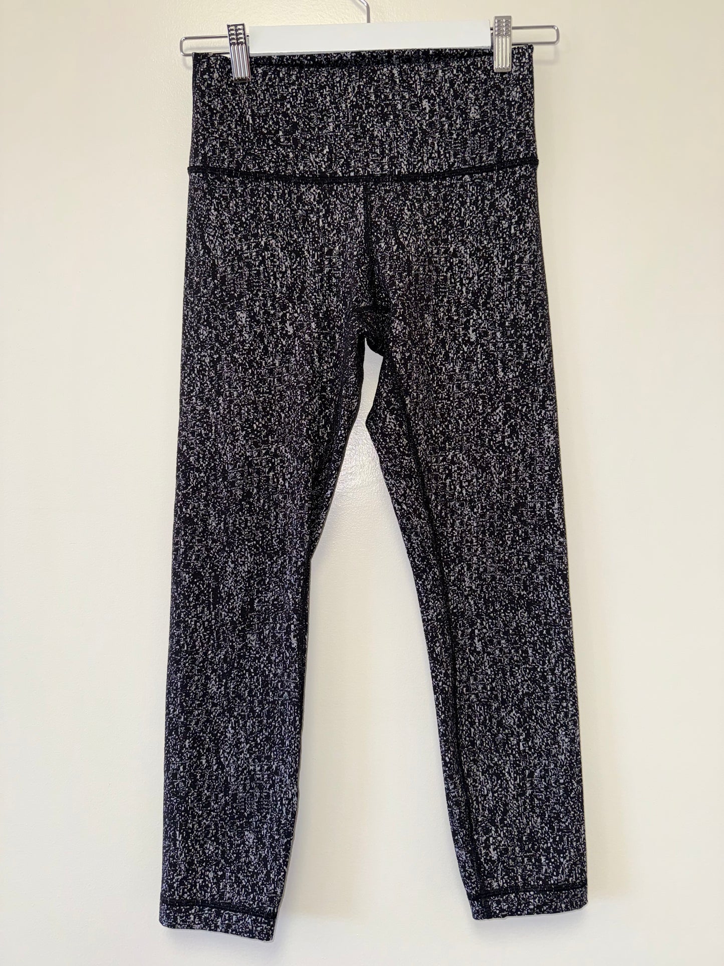 lululemon (6) Black//Grey Pattern Cropped Leggings