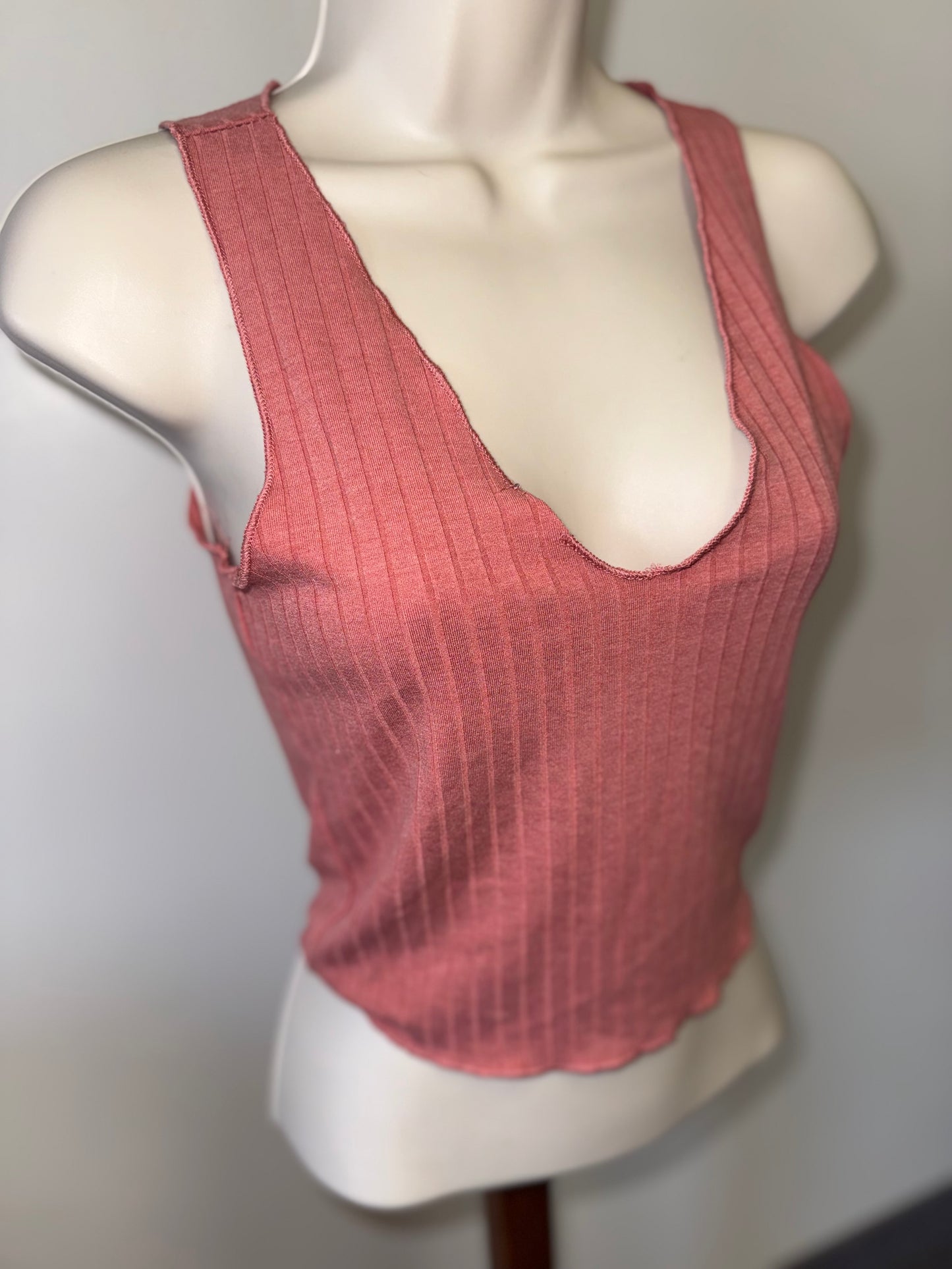 Bozzolo (Small) Coral Ribbed V-Neck Cropped Tank Top
